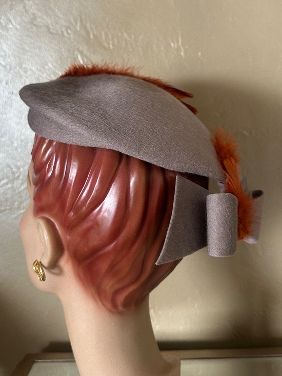 MARVELOUS 1950\'s TAUPE FELT HAT + BACK BOW & RUST FEATHER TRIM main image 10